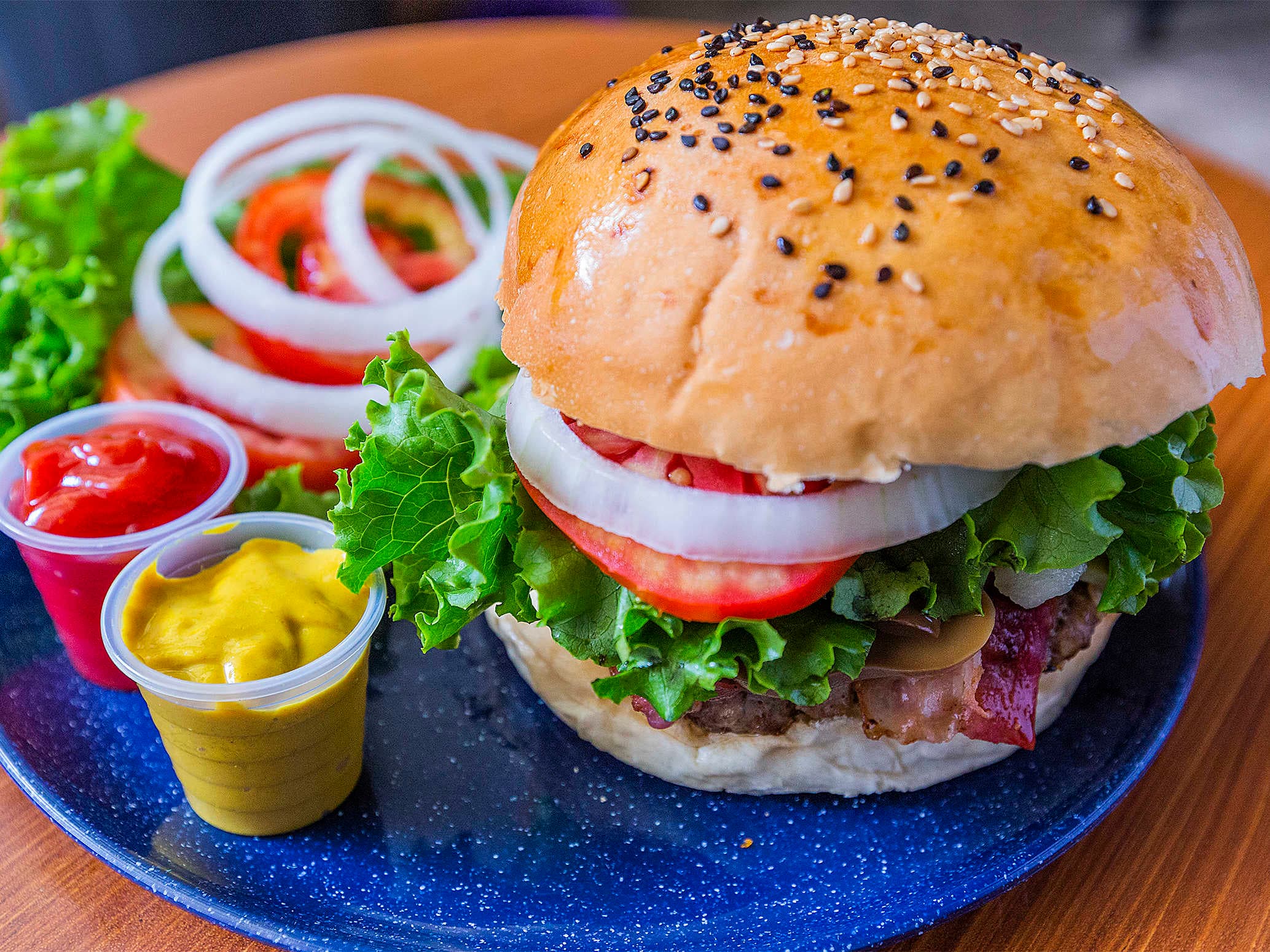 Hamburguesa con Tocino + Papas + Agua del Día
