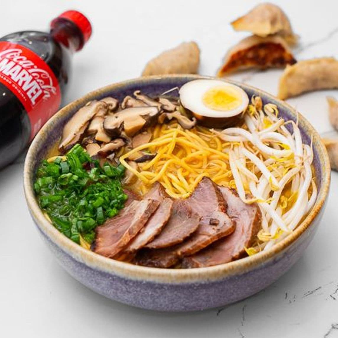 Combo ramen, gyozas y bebida