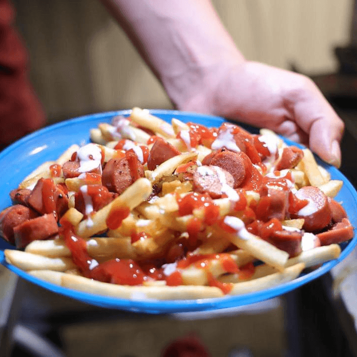 Salchicurropapas clásicas