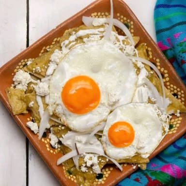 CHILAQUILES ROJOS CON 2 HUEVOS ESTRELLADOS
