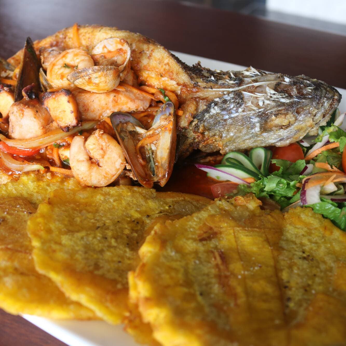 Corvina Rellena de Mariscos