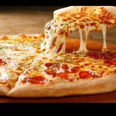 Pizza 3 Quesos. Y la Mitad Pepperoni Familiar