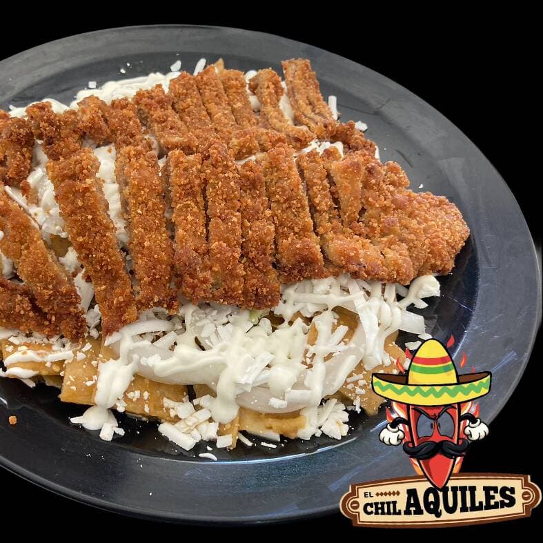 Chilaquiles Rojos con Milanesa