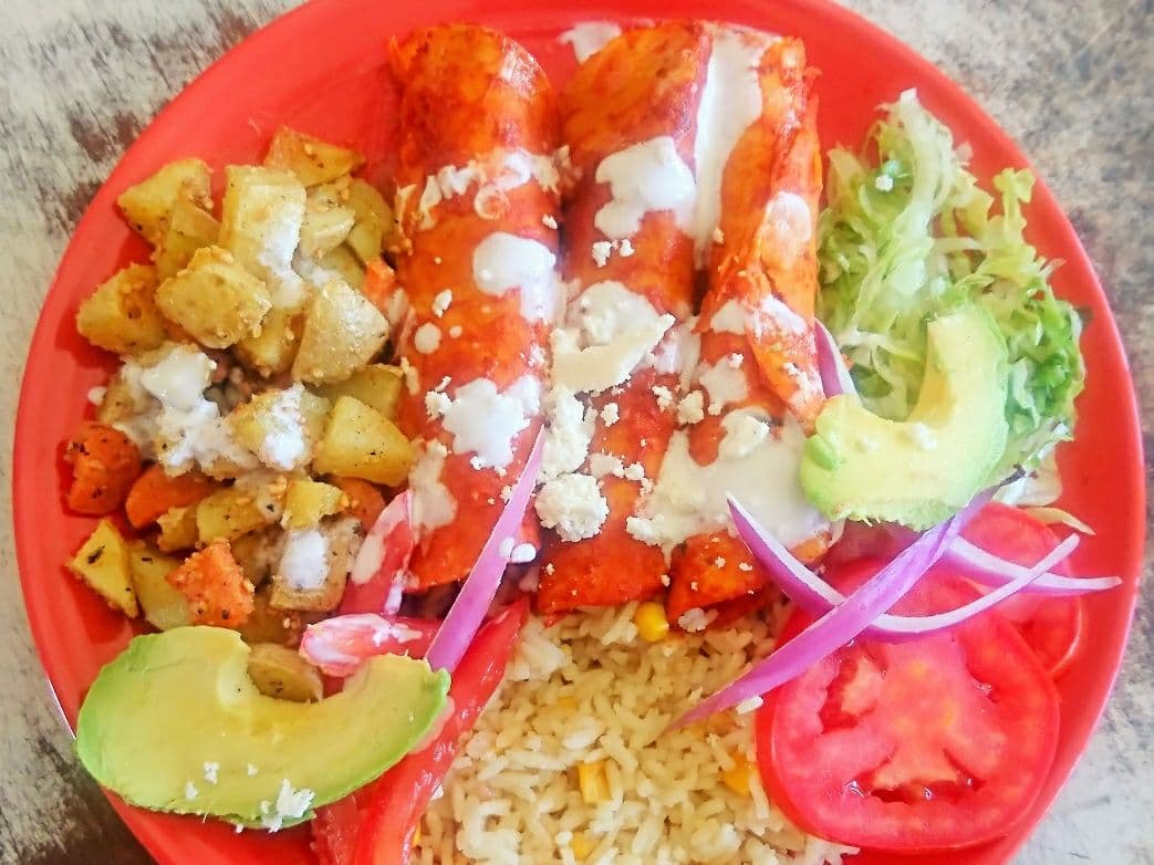 Entomatadas/Pescado/Espageti/Papas y Bebida.
