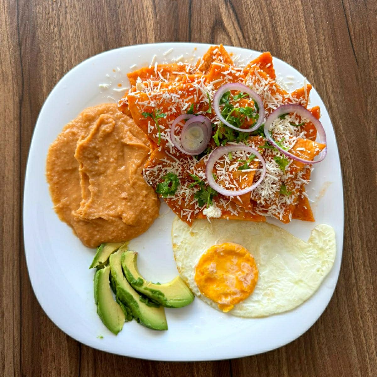 Desayuno Chilaquiles Rojos + Huevo