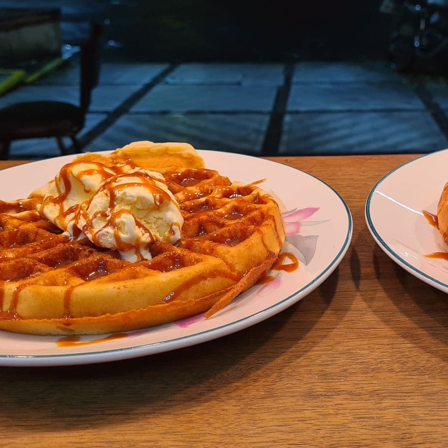 Waffle Cajeta con Helado