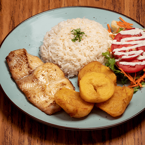 Pescado a la Plancha con Ensalada Fresca