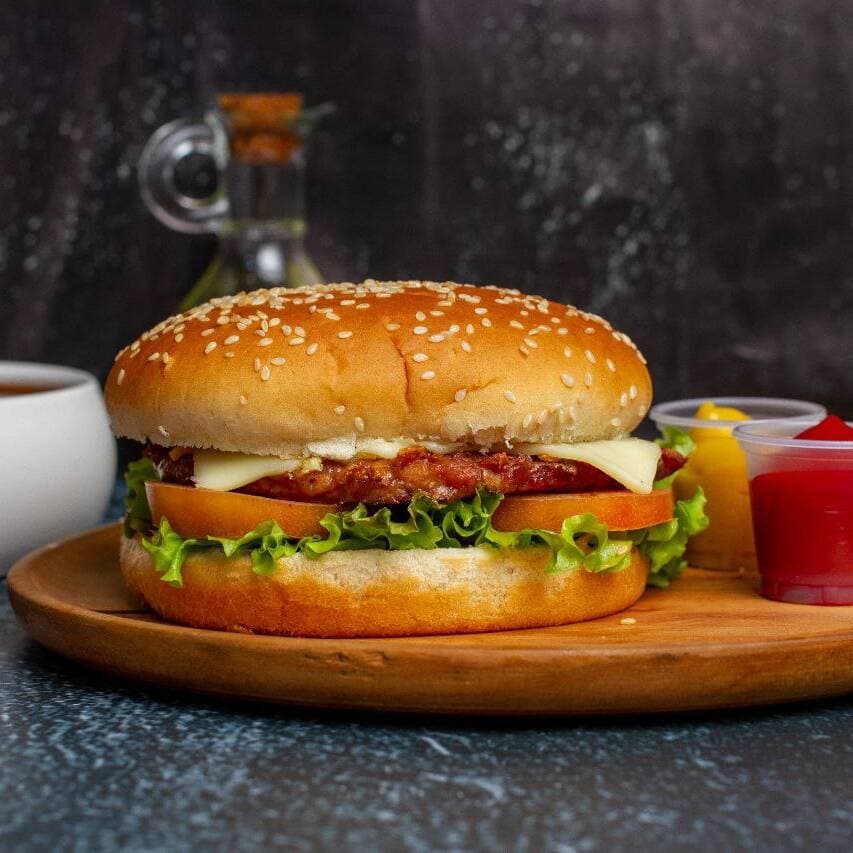 BURGUER DE CARNE + PAPAS FRITAS + POSTOBON 250ML