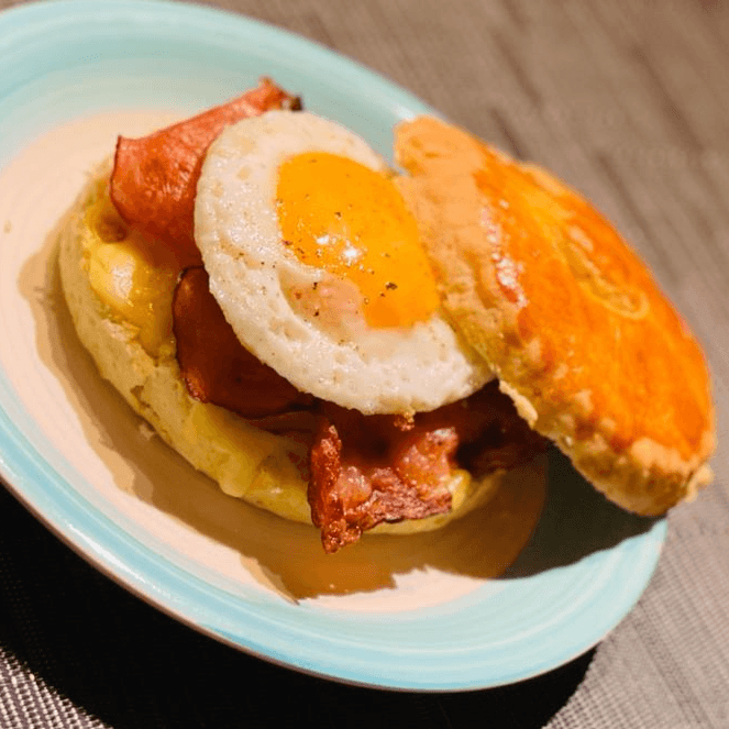 Bísquet Relleno de Tocino, Queso y Huevo Estrellad