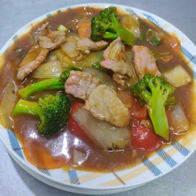 Lomo de Res con Verduras en Salsa
