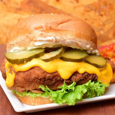 Hamburgesa CHEDDAR CHICKEN DELUXE🔥+ PAPAS CRIOLLA
