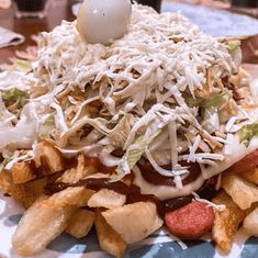 Salchipapa con Tocineta