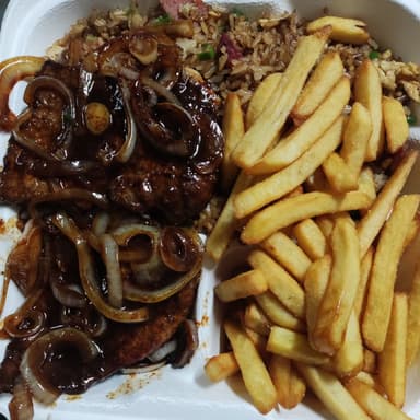 Arroz Cantonés con Bistec Encebollado 牛扒