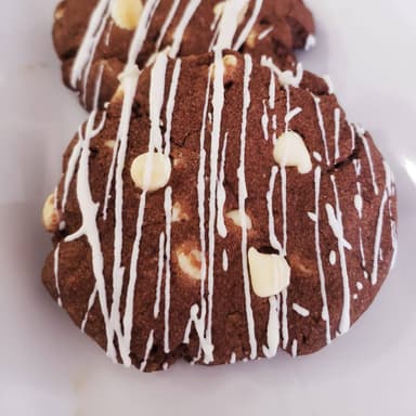 Galleta con chispas de chocolate blanco.