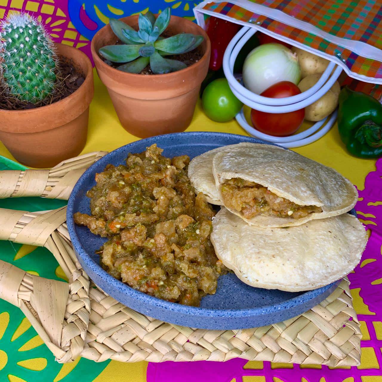Gordita De Maíz Yesca en salsa Verde