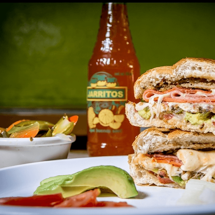 Pierna con Quesillo y refresco