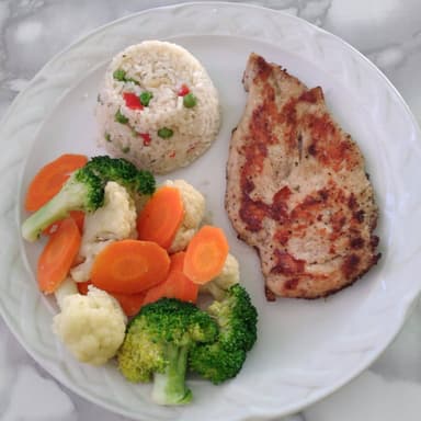 PECHUGA DE POLLO A LA PLANCHA CON VEGETALES