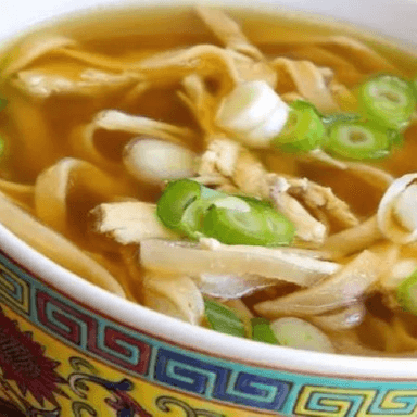 Sopa de Pollo con Fideos Chinos