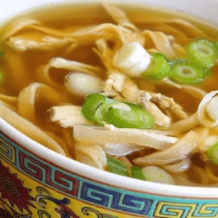 Sopa de Pollo con Fideos Chinos