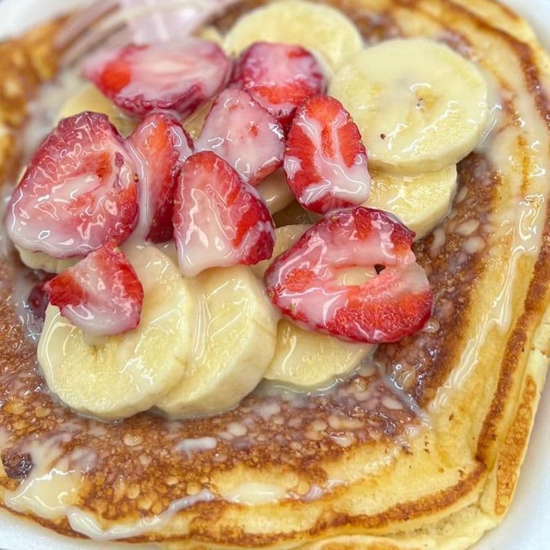 Hot cakes con fruta (2 piezas)
