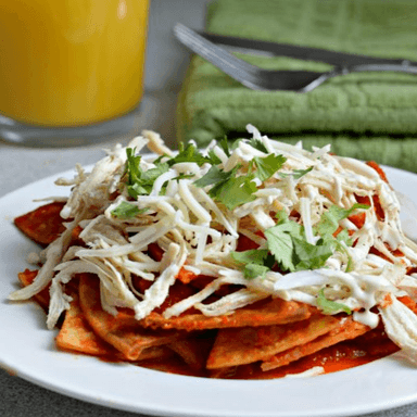 Chilaquiles rojos con pollo
