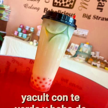 Te Verde con YaKult y Boba de Fresa a las Rocas