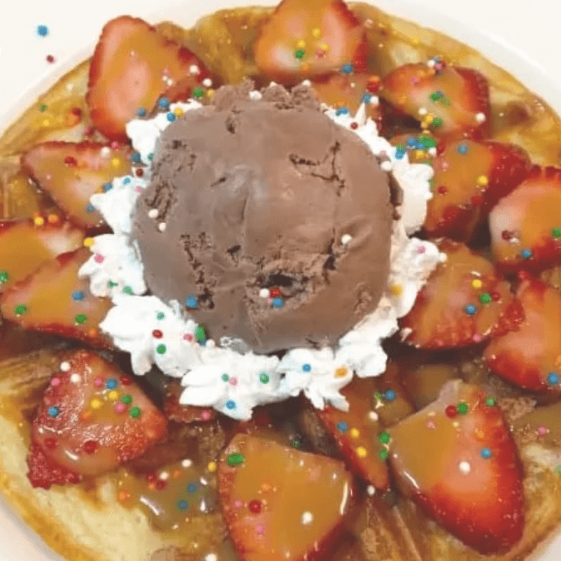 WAFFLE CON HELADO Y FRESAS