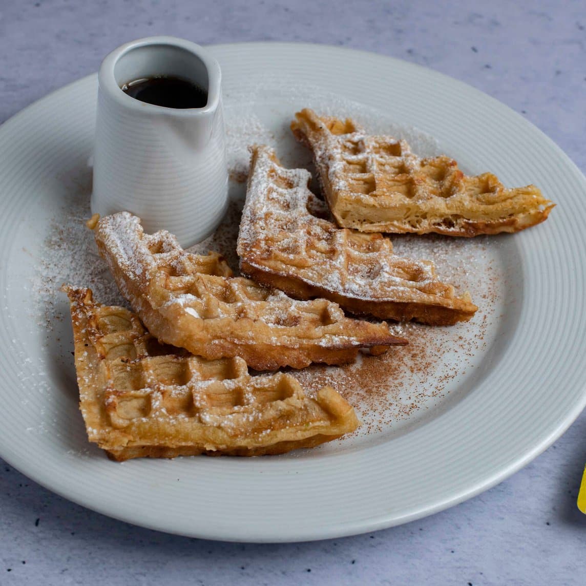 Waffle Clásico con Miel de Maple y Mantequilla