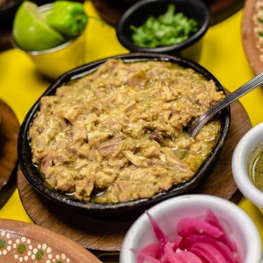 Empanada de Chicharrón Prensado en Salsa Verde