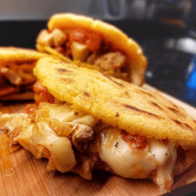 Arepa Pollo a la Parrilla y Queso Graten