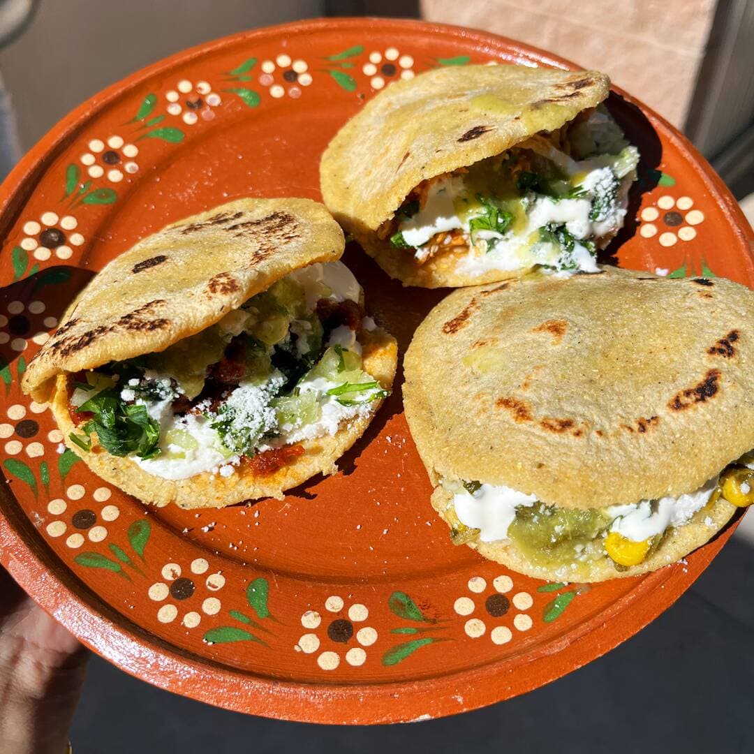 GORDITA DE MASA DE MAIZ TINGA DE POLLO