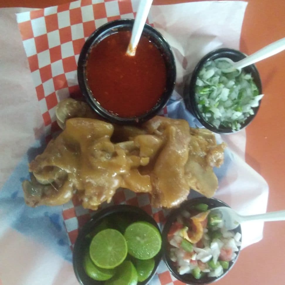 1manita de puerco tortillas verdura salsa