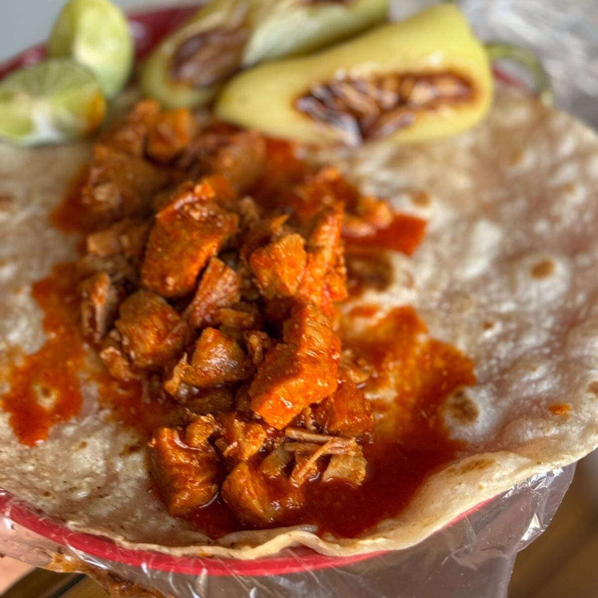 Taco de Pierna de Puerco en Chile Rojo