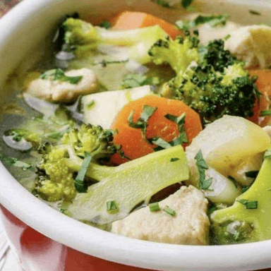 Sopa de Pollo con Huevo y Verduras