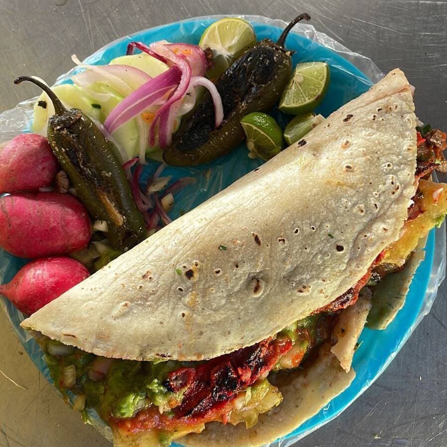 Quesadilla de Maíz con Adobada