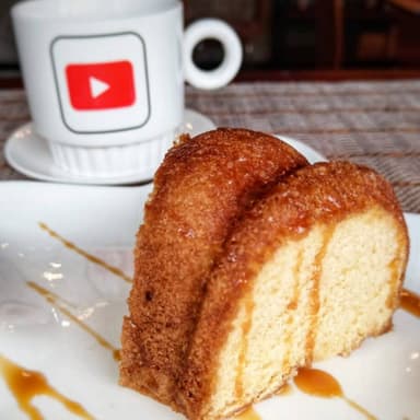 Queque seco vainilla casero + café negro o leche