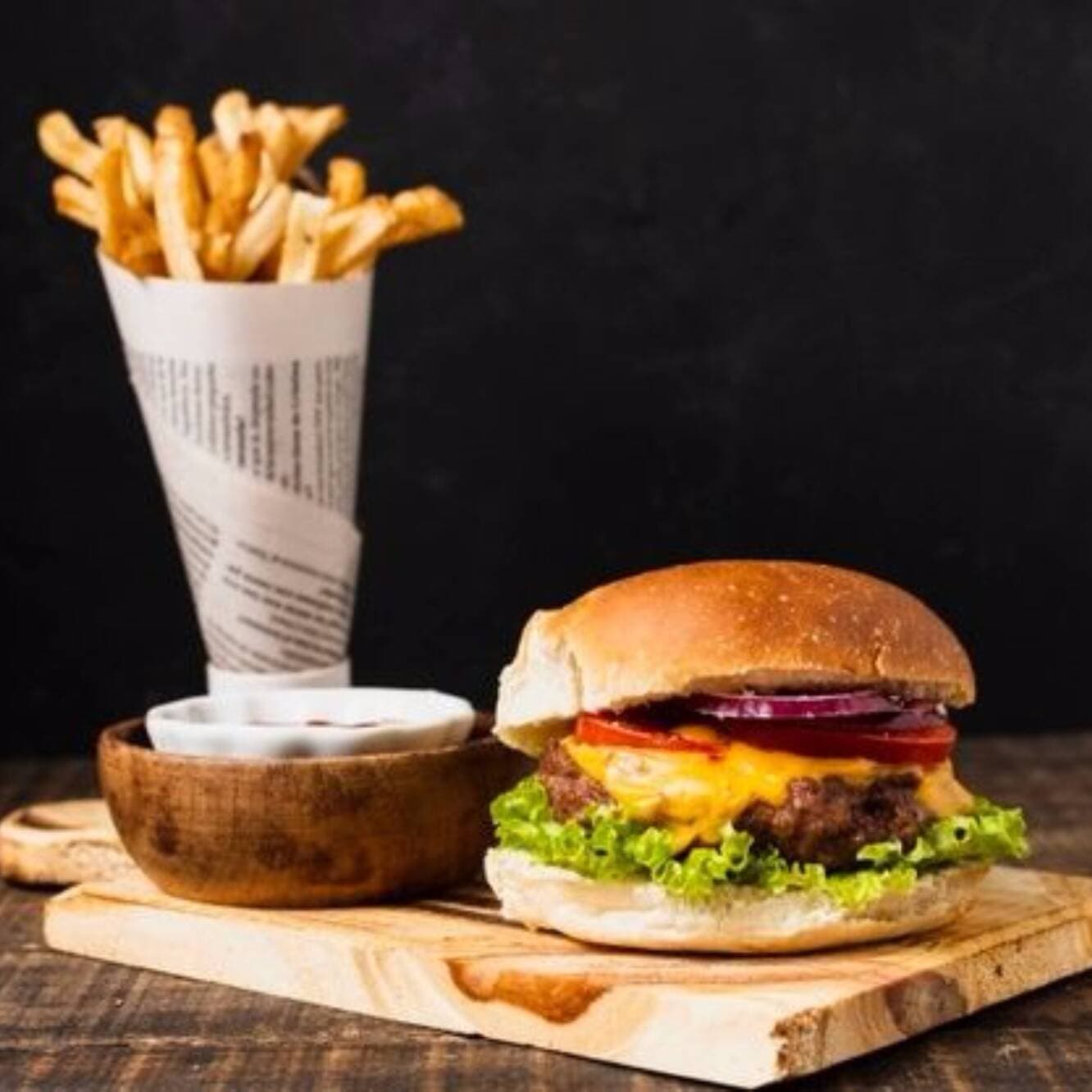Hamburguesa de Res + Papas + Mr Tea.