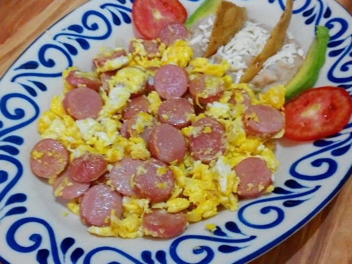 HUEVOS CON SALCHICHA + BEBIDA