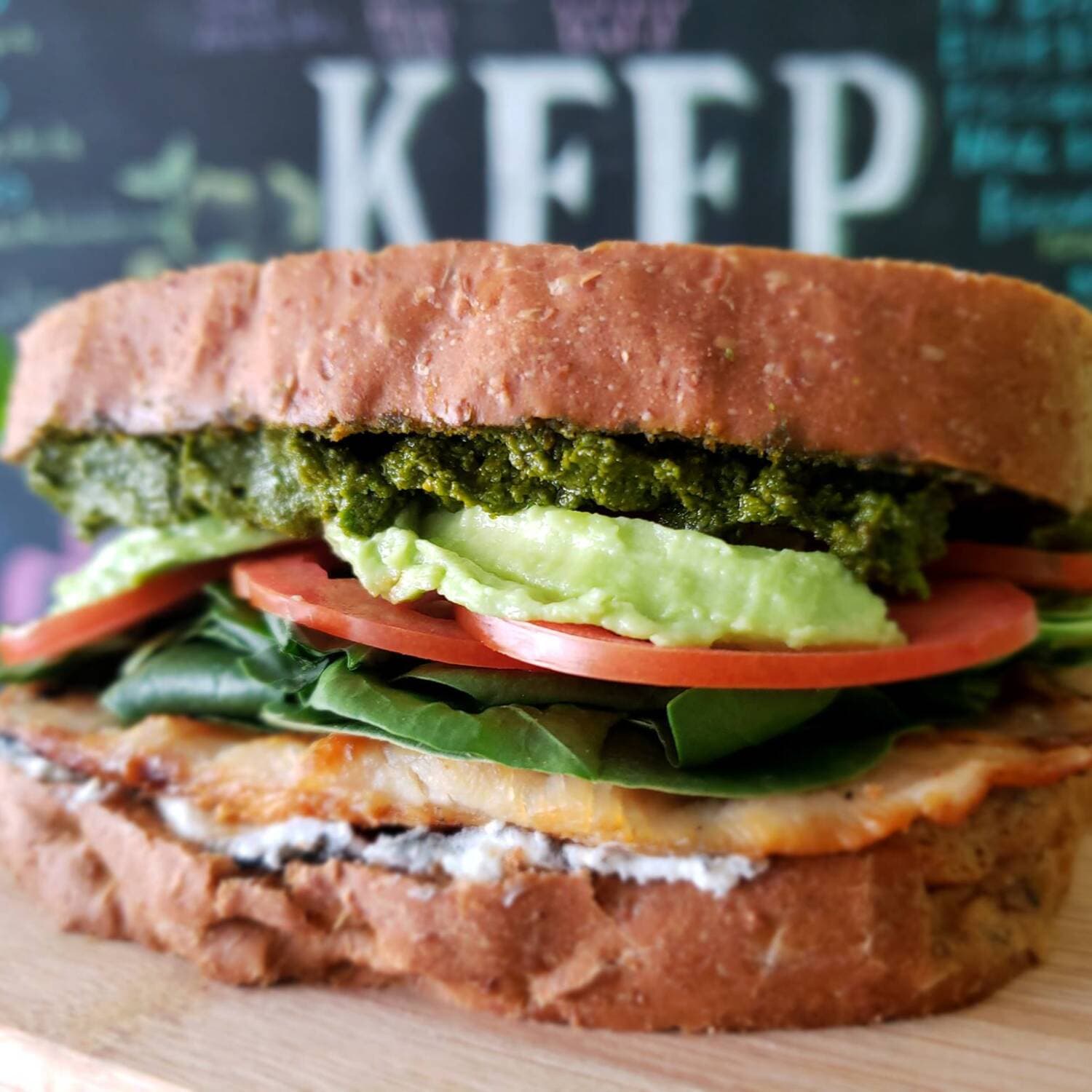 Sándwich pesto con pollo