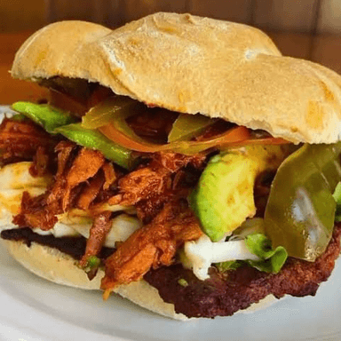 Torta de pan telera de carne enchilada
