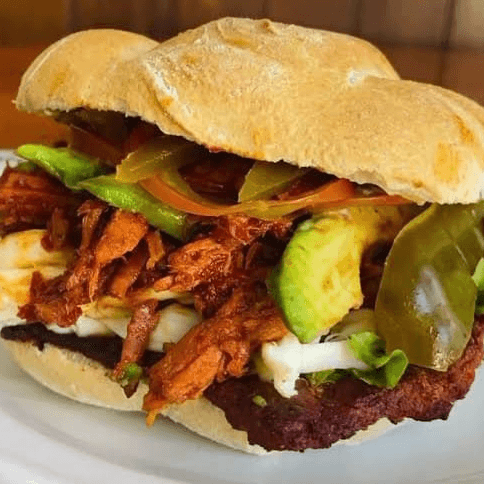 Torta de pan telera de carne enchilada