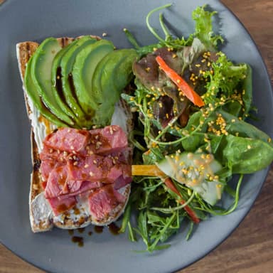Toast de Atún y Aguacate