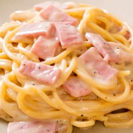 Espagueti en Salsa Blanca y Pan al Ajo