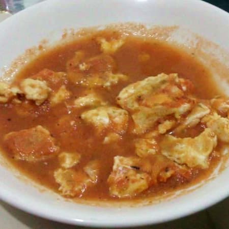 quesadilla frita de huevo en salsa