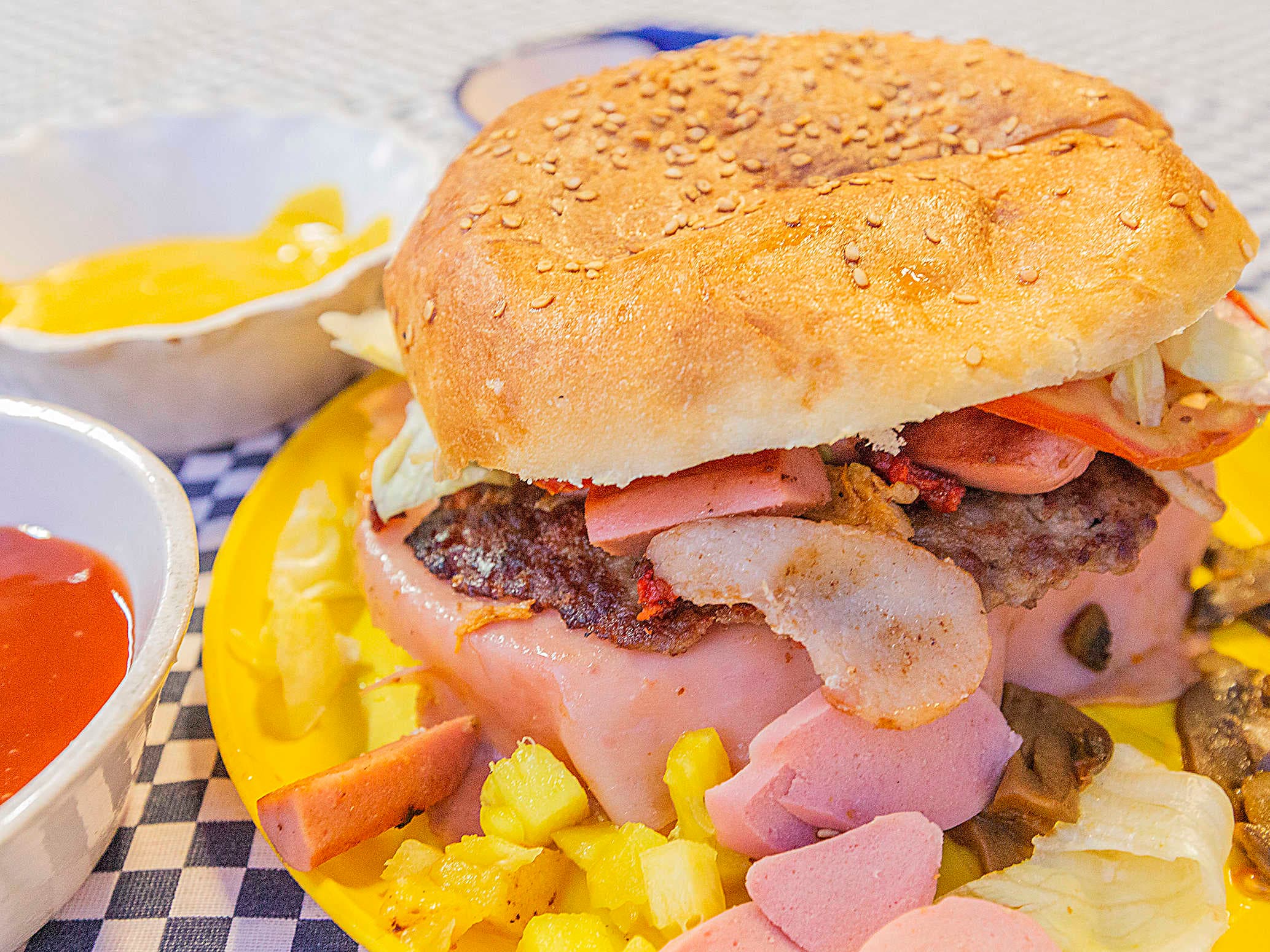 Hamburguesa Charly + Agua fresca