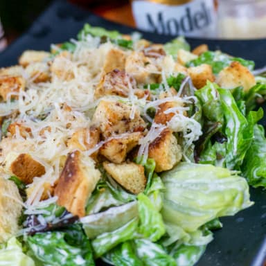 Ensalada Cesar con pollo o camarón