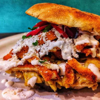 Torta de chilaquiles con milanesa