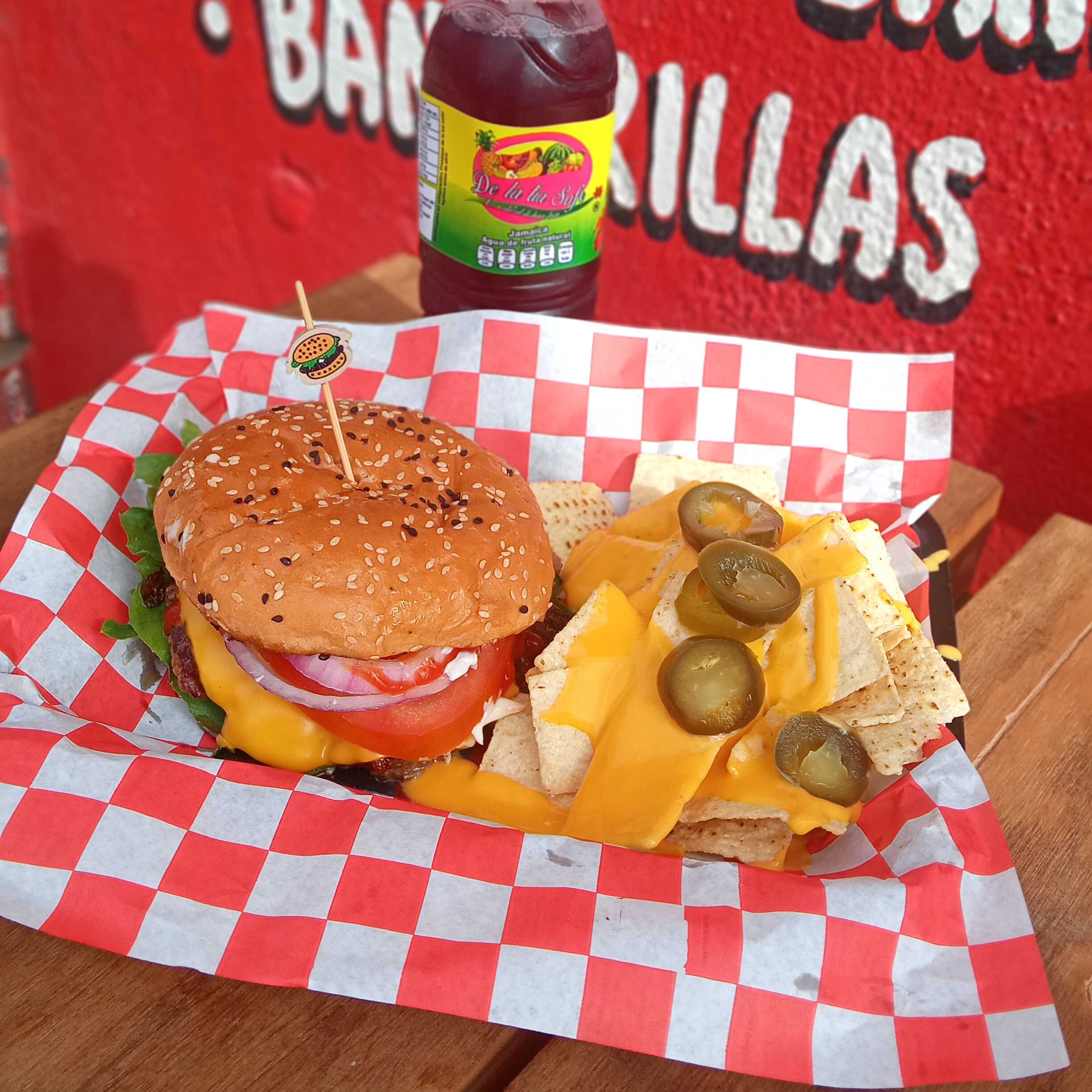 Hamburguesas,nachos y bebida