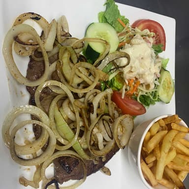 Lomito Encebollado con Ensalada y Papas