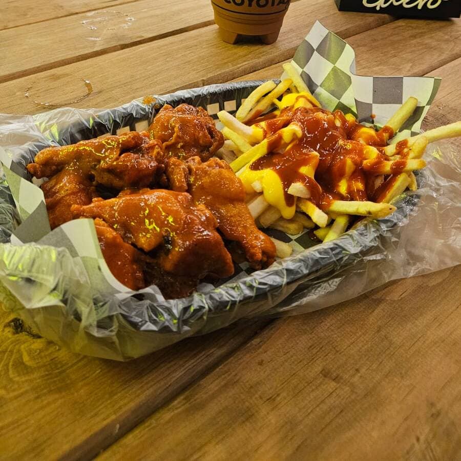 Alitas Ala Valiente con Papas y Refresco